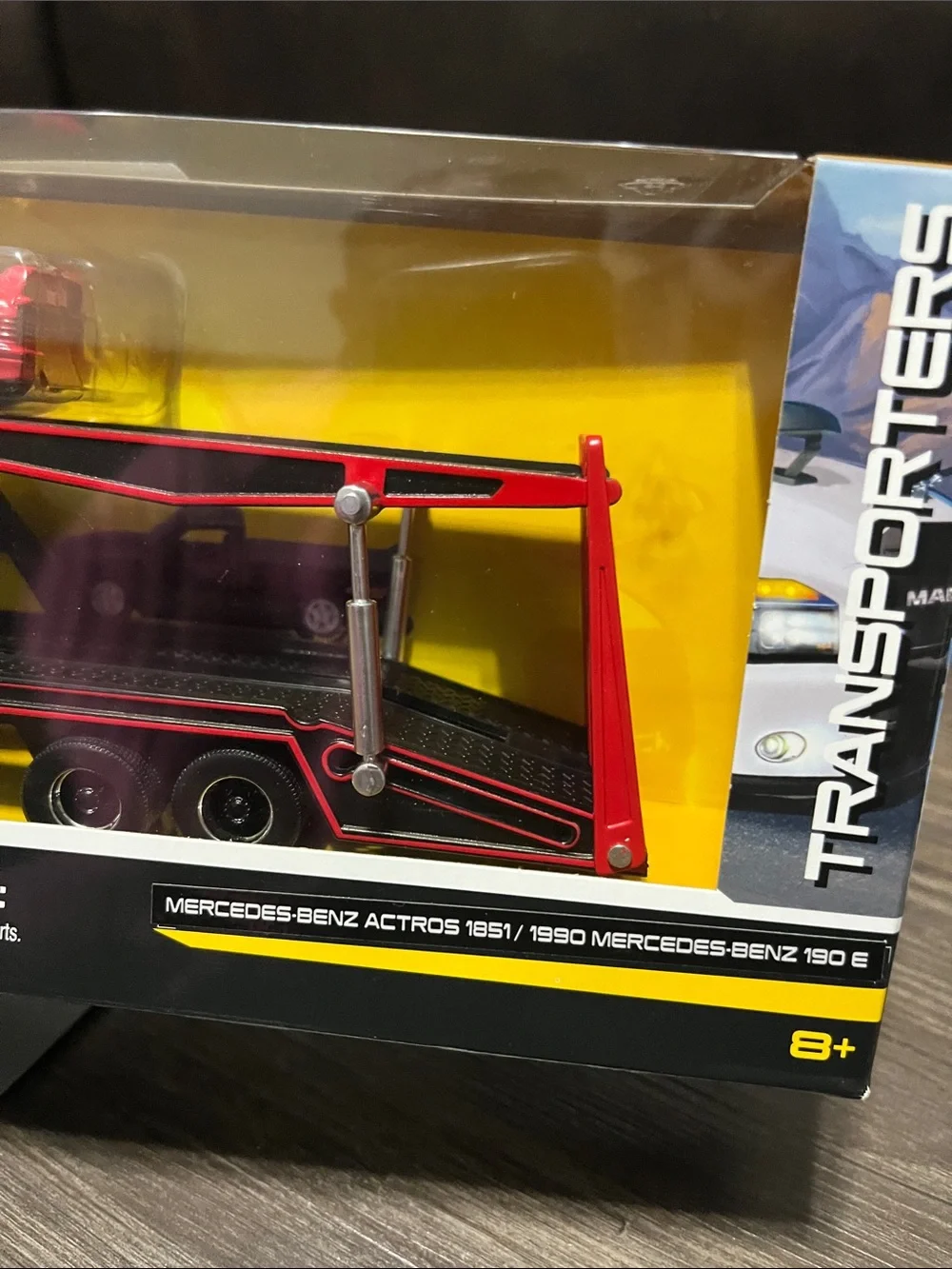 Maisto Design 1/64 Mercedez Benz Actros 1851-1990 Mercedez Benz 190E